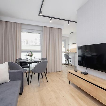 Bright Apartment In Krakow With Garden, Air Conditioning, Parking And Desk By Renters Prestige Luaran gambar