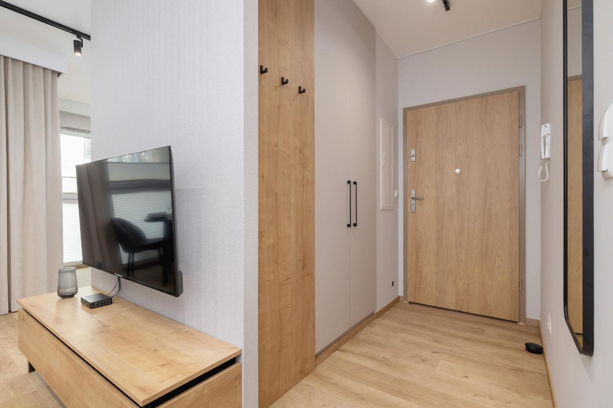 Bright Apartment In Krakow With Garden, Air Conditioning, Parking And Desk By Renters Prestige Luaran gambar