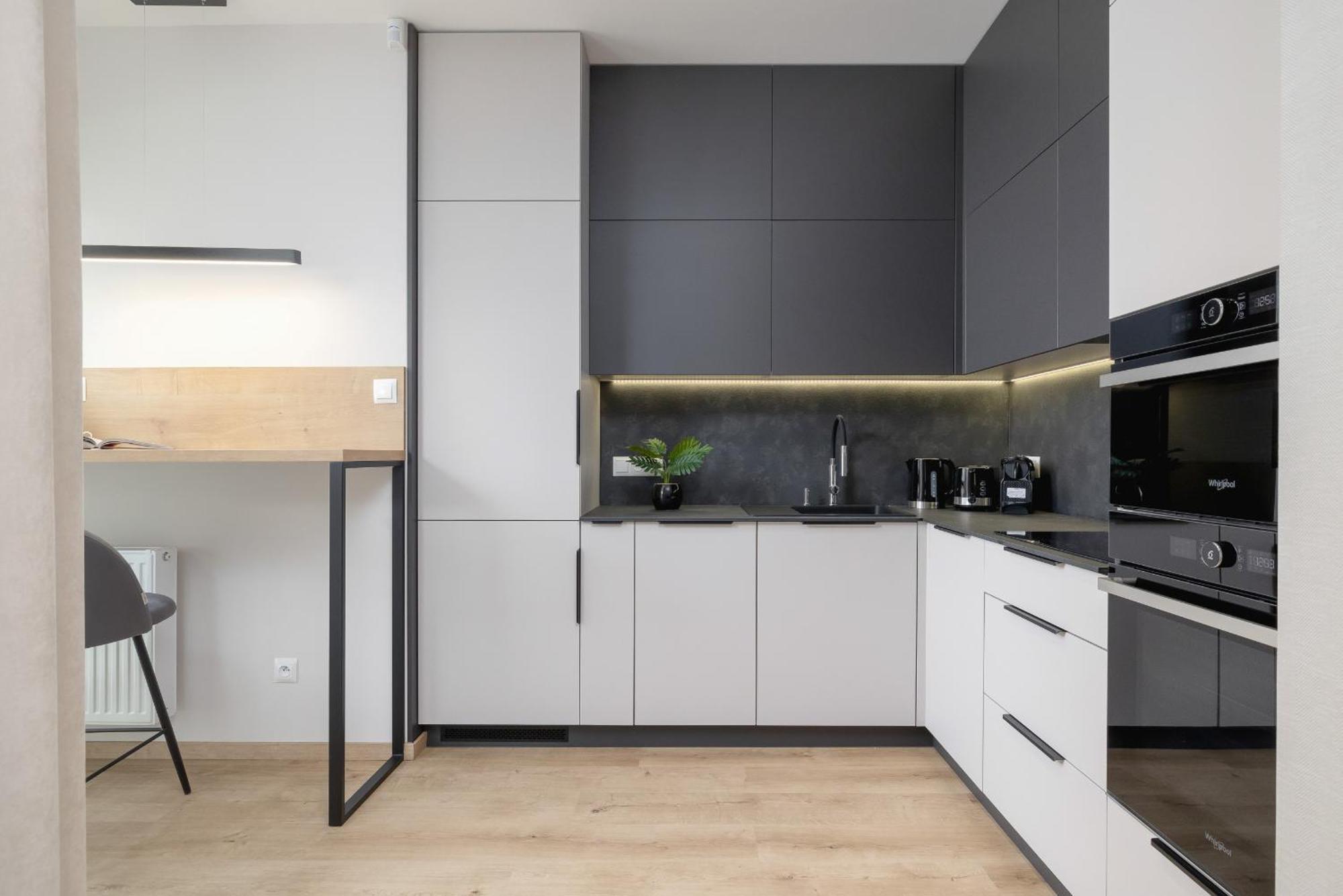Bright Apartment In Krakow With Garden, Air Conditioning, Parking And Desk By Renters Prestige Luaran gambar