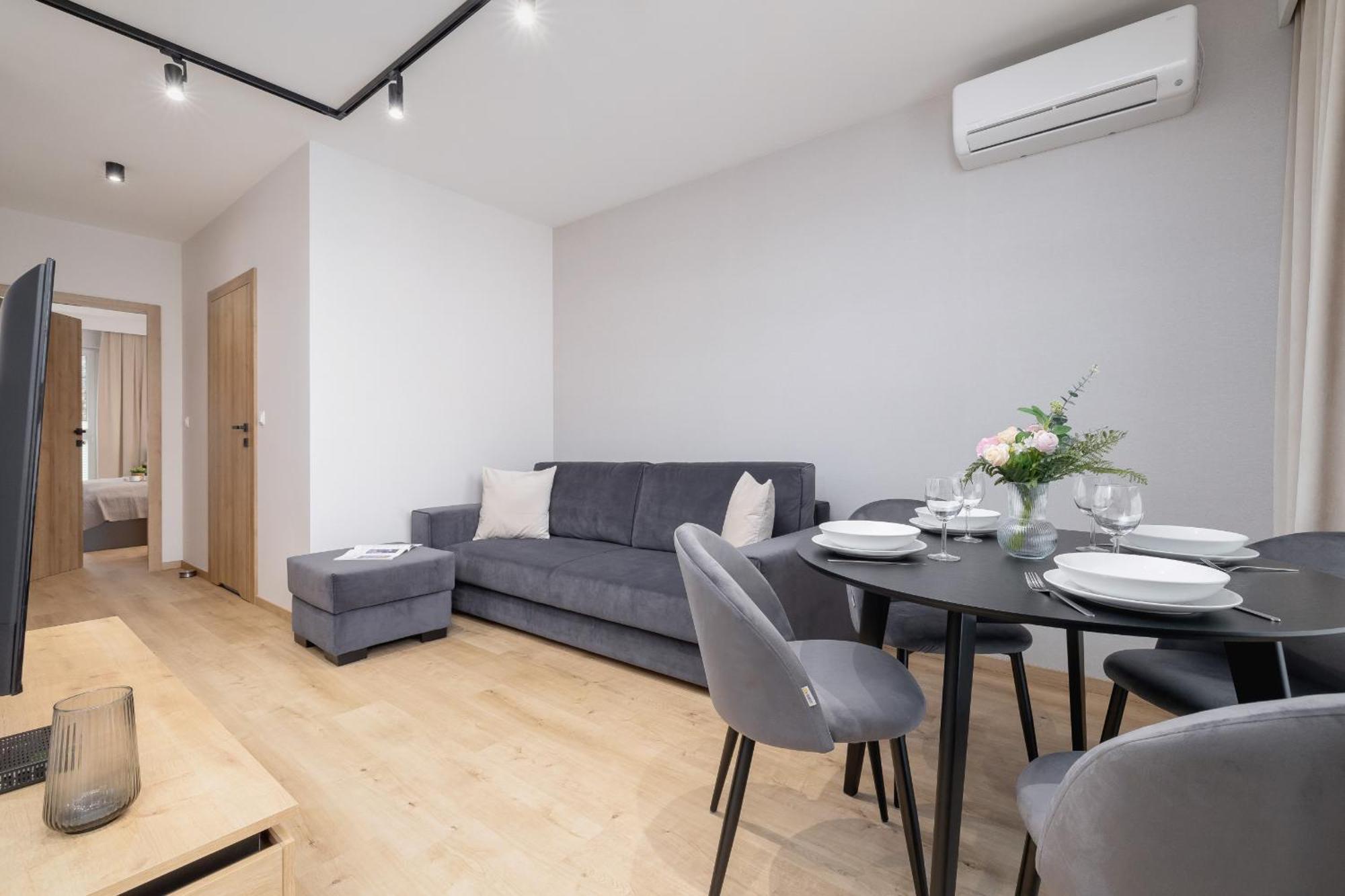 Bright Apartment In Krakow With Garden, Air Conditioning, Parking And Desk By Renters Prestige Luaran gambar